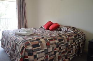 A bed or beds in a room at BATHURST GOLDFIELDS MOTEL at 428 CONROD STRAIGHT MOUNT PANORAMA