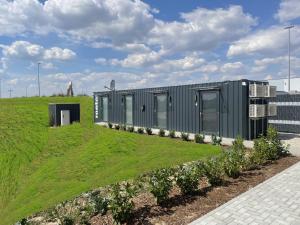 a modular building with a green roof with plants at Roatel Schkeuditz A9 my-roatel-com in Schkeuditz