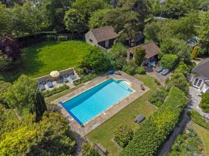 - une vue sur la piscine dans la cour dans l'établissement Poacher's Cottage, à Dorchester