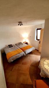 Un dormitorio con dos camas en una habitación. en Casa Leto Rural, en Iznájar