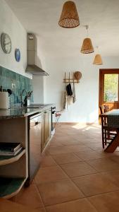 Una cocina con una encimera y una mesa dentro. en Casa Leto Rural, en Iznájar
