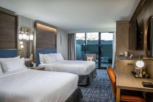 DoubleTree by Hilton Hot Springs客房内的一张或多张床位