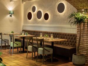 A seating area at Ibis Styles Figueres Ronda
