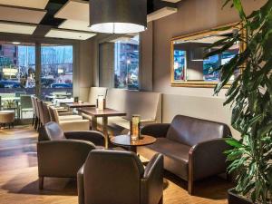 A seating area at Ibis Styles Figueres Ronda