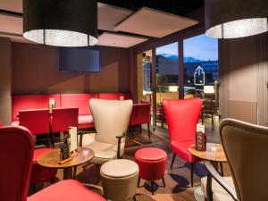 A seating area at Ibis Styles Figueres Ronda