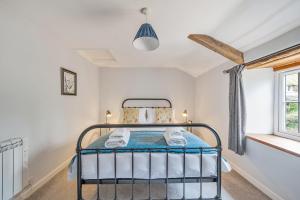 une chambre avec un lit et une fenêtre dans l'établissement Poacher's Cottage, à Dorchester 27 autres photos