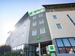 un hotel con un cartello sopra di ibis Styles Guéret a Guéret