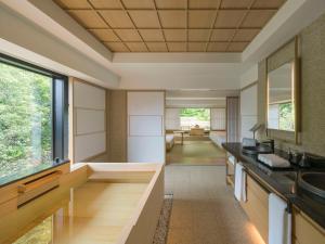 Kuchyň nebo kuchyňský kout v ubytování Banyan Tree Higashiyama Kyoto