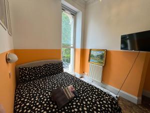 TV a/nebo společenská místnost v ubytování Central, Compact and fashion flat for 4 people with breakfast in Kensington Zone 1