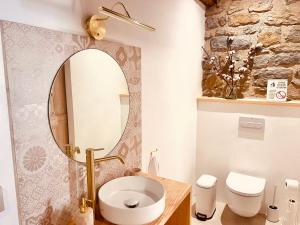 Ένα μπάνιο στο Casa rural Mas Arimany +42 φωτογραφίες