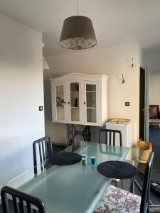 a dining room with a blue table and chairs at Grand T2 indépendant centre ville 1er étage in Saint-Junien