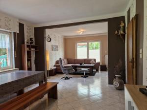ein Wohnzimmer mit einer Couch und einem Tisch in der Unterkunft Ferienwohnung Pünter in Surwold + 15 Fotos