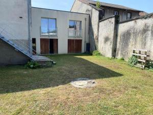 an empty yard with a building and a staircase at Grand T2 indépendant centre ville 1er étage in Saint-Junien