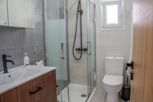 Koupelna v ubytování Beautiful One Bedroom Apartment, 186 Meters to Beach, Central Location Next to Cafes & Bars