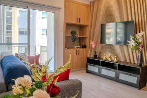 TV a/nebo společenská místnost v ubytování Beautiful One Bedroom Apartment, 186 Meters to Beach, Central Location Next to Cafes & Bars