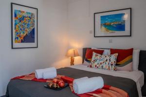 Postel nebo postele na pokoji v ubytování Beautiful One Bedroom Apartment, 186 Meters to Beach, Central Location Next to Cafes & Bars