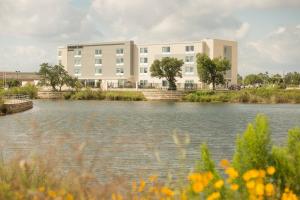 Výhled na řeku, která protéká v blízkosti hotelu