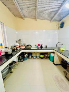Kuchyň nebo kuchyňský kout v ubytování Nilgiris INN