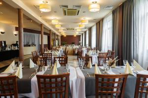 a banquet hall with tables and chairs in a restaurant at Hotel 500 W Strykowie in Stryków
