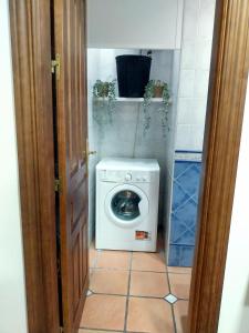 a washer and dryer in a small bathroom at Alhambra Catedral Centro in Granada