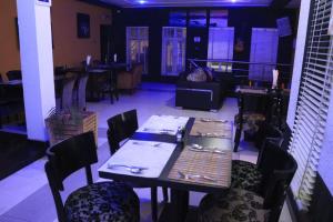 Restaurace v ubytování The Crib Hotels