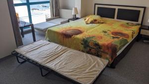 Voodi või voodid majutusasutuse Stunning Private Beachfront Studio with Pool Access toas