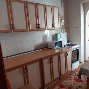 Η κουζίνα ή μικρή κουζίνα στο 3-х комнатная по ул. Есенова 19А
