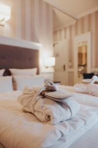 a towel animal laying on top of a bed at Hotel IV Jahreszeiten Kühlungsborn in Kühlungsborn