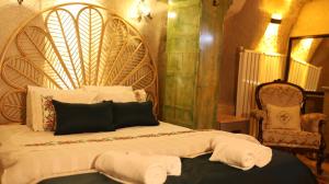 Postel nebo postele na pokoji v ubytování Mommy's Cave Home