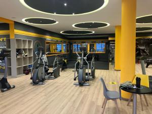 une salle de sport avec tapis de course et machines elliptiques dans l'établissement Moroccan Beach Delight, à Dar Bouazza