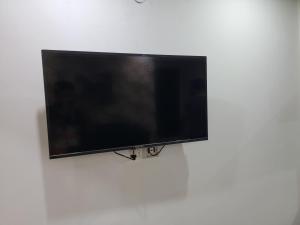 TV a/nebo společenská místnost v ubytování Bahria Town Lahore - NEXT INN Cozy apartment for your stay 501