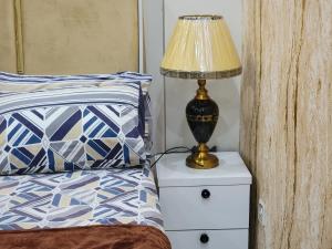 Postel nebo postele na pokoji v ubytování Bahria Town Lahore - NEXT INN Cozy apartment for your stay 501