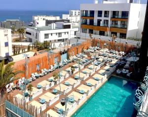 uma vista aérea de uma piscina com cadeiras e guarda-sóis em Mandarin Palace Hotel & Spa em Tânger