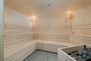 - un sauna avec des boiseries et des lumières dans l'établissement Nowoczesny i Elegancki Apartament A212 z Balkonem i Parkingiem by Noclegi Renters, à Międzyzdroje