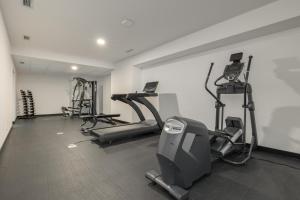une salle de sport avec plusieurs tapis de course et machines cardio dans l'établissement Nowoczesny i Elegancki Apartament A212 z Balkonem i Parkingiem by Noclegi Renters, à Międzyzdroje