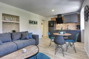 a living room with a couch and a table and a kitchen at Nur 200 Meter zum Strand mit Salzwasserpool, Fahrräder, Sonnenterrasse in Pula