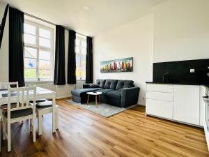 un soggiorno con un divano e un tavolo di Moderne Ferienwohnung inmitten der Altstadt a Schwerin