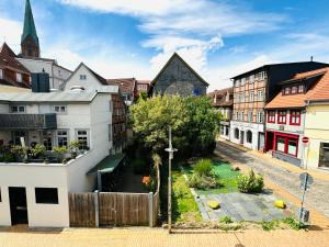 una vista di una strada cittadina con edifici di Moderne Ferienwohnung inmitten der Altstadt a Schwerin