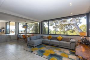 ein Wohnzimmer mit Couch und großem Fenster in der Unterkunft Mora Villa ONLY FAMILIES in Tarragona