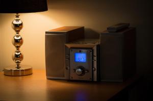 um computador sentado numa mesa ao lado de uma lâmpada em Siena Motor Lodge em Whanganui