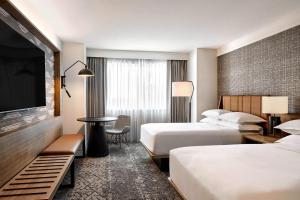 A bed or beds in a room at Sheraton Phoenix Downtown