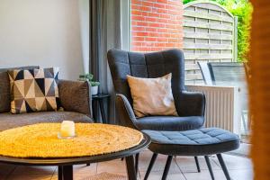 a living room with two chairs and a table at Ferienhaus Heimathafen in Bensersiel