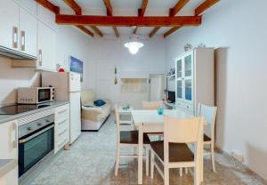 a kitchen and dining room with a table and chairs at Ibicenco Villajoyosa in Villajoyosa