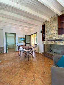 プーラにあるvilla Fiamettaのダイニングルーム(テーブル、椅子、石造りの暖炉付) +32枚の写真