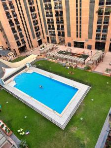 an overhead view of a swimming pool in a building at Amplio y Lujoso con vistas in Valencia