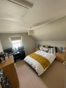 a bedroom with a bed and a desk in it at Inverurie Town Centre 97m2 Maisonette in Inverurie