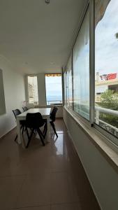 ein Esszimmer mit Tisch und Stühlen und Fenstern in der Unterkunft Premium Luxury Residence RITS in Salou