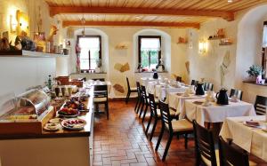 a dining room with tables and chairs in a restaurant at Hotel Folklorehof in Chemnitz