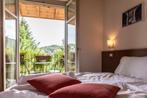 Postel nebo postele na pokoji v ubytování Hotel Cortese + 37 fotografií