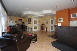 a lobby with couches and a bar in a room at Hotel La Porte de la Matawinie -Hôtel Matha in Saint-Jean-de-Matha